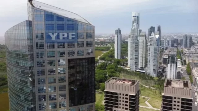 YPF reenfoca su estrategia: realizará desinversiones en Brasil, Chile y Metrogas para potenciar Vaca Muerta y energías renovables