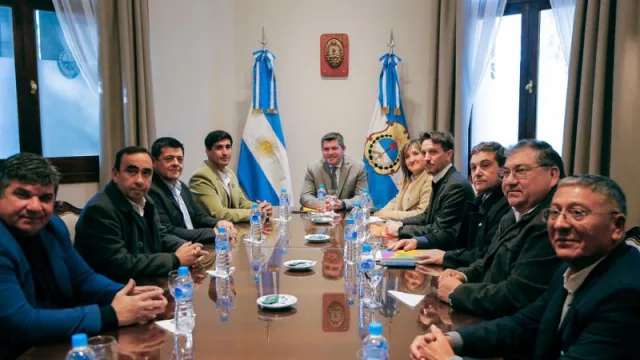 Entregarán becas a estudiantes de 6 departamentos mineros de San Juan (con el objetivo de apoyar la educación de los jóvenes)