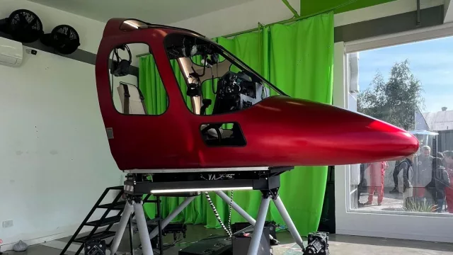 La empresa de helicópteros de Rattazzi busca ahorrar dólares y generar divisas con un simulador propio