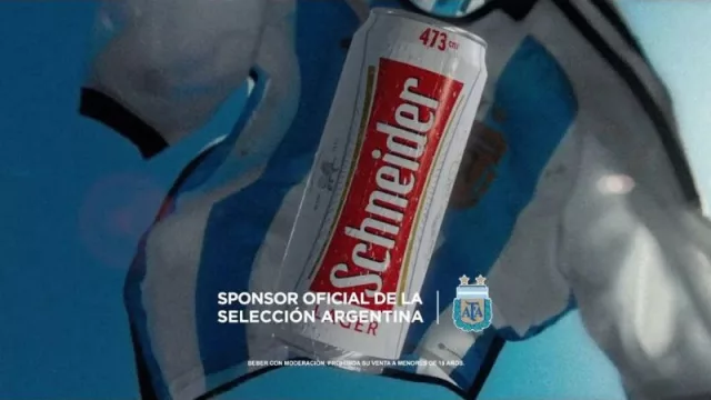Las cábalas aún existen y Schneider es una: mirá el nuevo spot publicitario de la marca (que “derroca” a Quilmes y a la mufa)