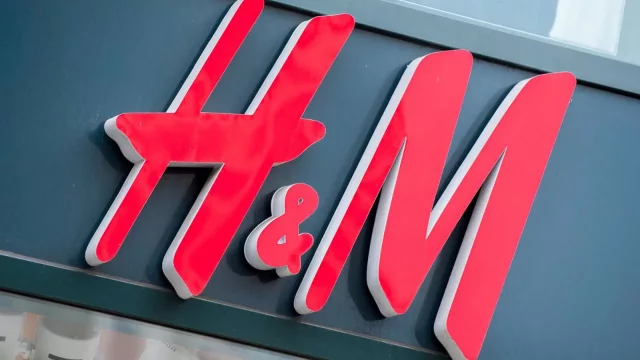 La cadena de ropa H&M se desploma casi un 13% en Bolsa tras afectar el mal tiempo y la inflación al negocio