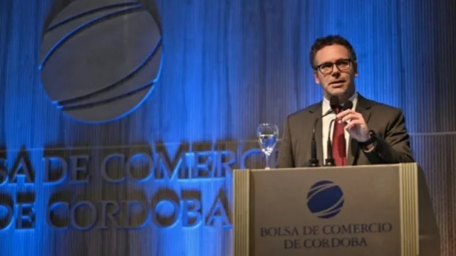 Para Sandleris la medida anunciada por Caputo es una “manta corta” (va en contra de la acumulación de reservas)