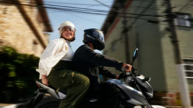 ¿Vamos en moto? Sí, con casco: Uber implementó una alerta para sus usuarios (y una cobertura que comprende accidentes)