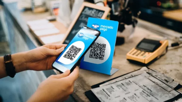 ¿Te atendió bien el mozo y no tenes efectivo?  Mercado Pago lanza una solución para pagar la propina en bares y restaurantes
