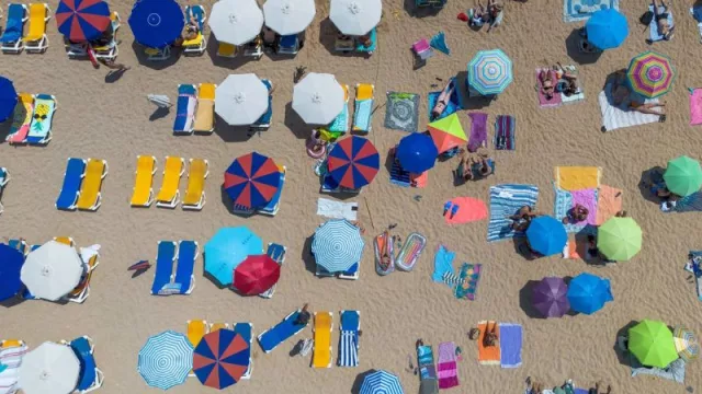 España impulsa las playas inteligentes ante la llegada masiva de turistas (quienes podrían generar más de 59.000 millones de euros)