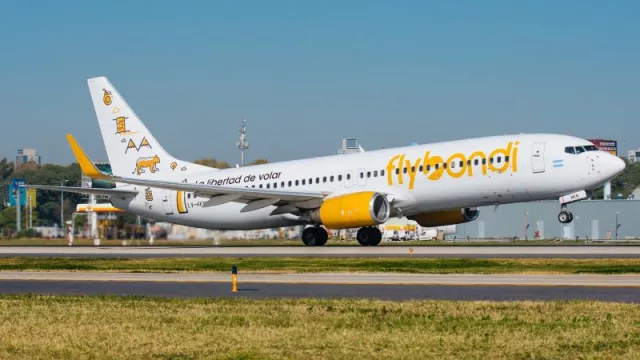 Llegó el primer vuelo de Flybondi (la aerolínea low cost) a San Juan