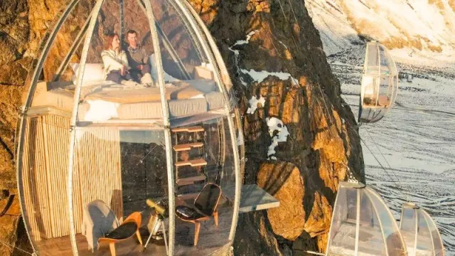 Cómo es la experiencia premium de alojarse en “ovos” y dormir a 270 metros de altura (desde 1.600 dólares la noche)