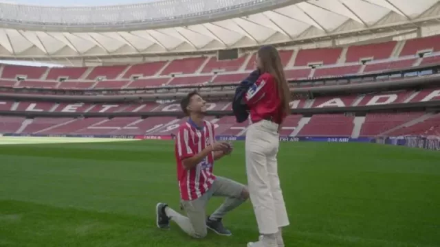 Sorpresa romántica en el Cívitas Metropolitano: una pedida de mano en el piso de Fotocasa durante el derbi