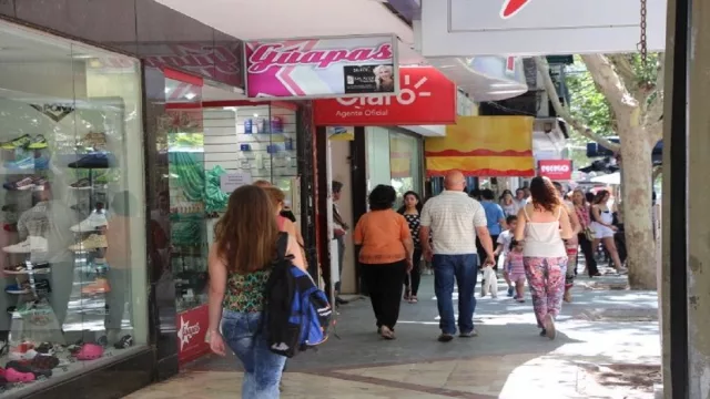 El comercio en San Juan se prepara para las fiestas (con horarios especiales)