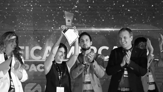 Alejandra Oniszczuk fue galardonada en los Premios Sadosky (como Empresaria del Año)