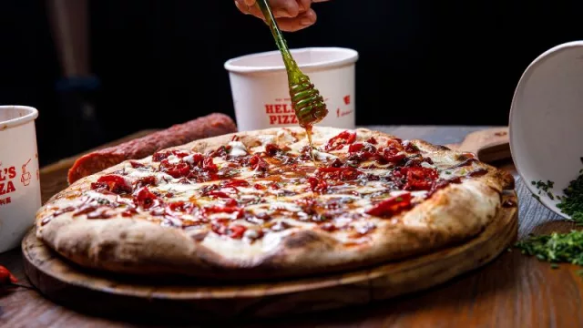 Hell’s Pizza: el éxito detrás de la marca que revoluciona la pizza en Argentina y se expande con franquicias de hasta US$ 80.000