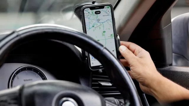 Uber ya ofrece la posibilidad de retirar ganancias al instante a quienes manejan con la app (a un costo accesible)
