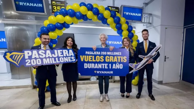 Ryanair alcanza 200 millones de pasajeros en un año reivindicando que son elegidos pese a cobrar la maleta