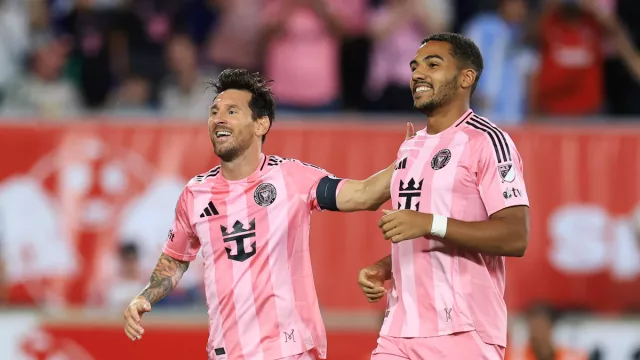 Messi deslumbra con doblete y asistencia en la goleada de Inter Miami ante New York Red Bulls: un partido que impulsa el negocio del fútbol en Miami