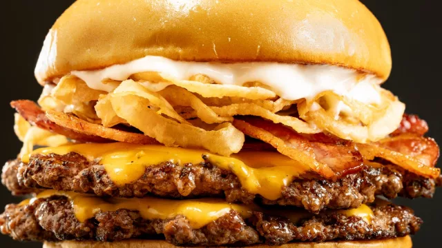 Weiss Burger desembarca en Punta del Este (y proyecta abrir más de cinco locales franquiciados en Uruguay)