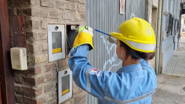 Enganchados: la Empresa de Energía recuperó cifras millonarias (miles de cortes de conexiones clandestinas)