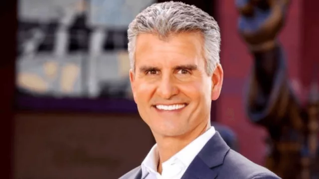 El fenómeno del "Regreso de los Titanes +50 con multicompetencias" y su conexión con la sucesión Disney (Josh D'Amaro)