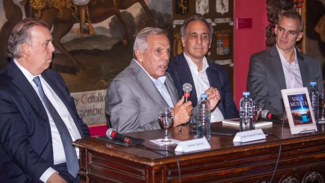 Vaca Muerta reunió a la elite energética: Sapag presentó su libro en el Palacio Noel