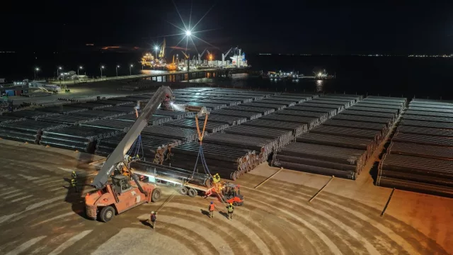 Weretilneck destacó el intenso movimiento del puerto por la llegada de caños para el San Matías Pipeline